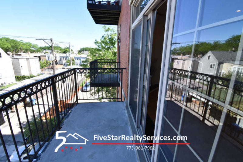 2 Bed 2 Bath  |  4518 N Kedzie #3F  |  Albany Park