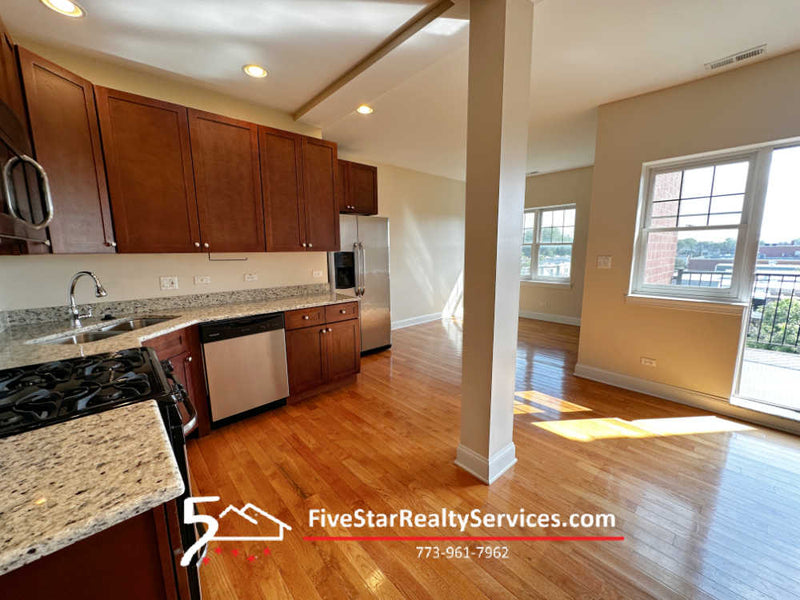 2 Bed 2 Bath  |  3705-405 N Kedzie  |  Irving Park