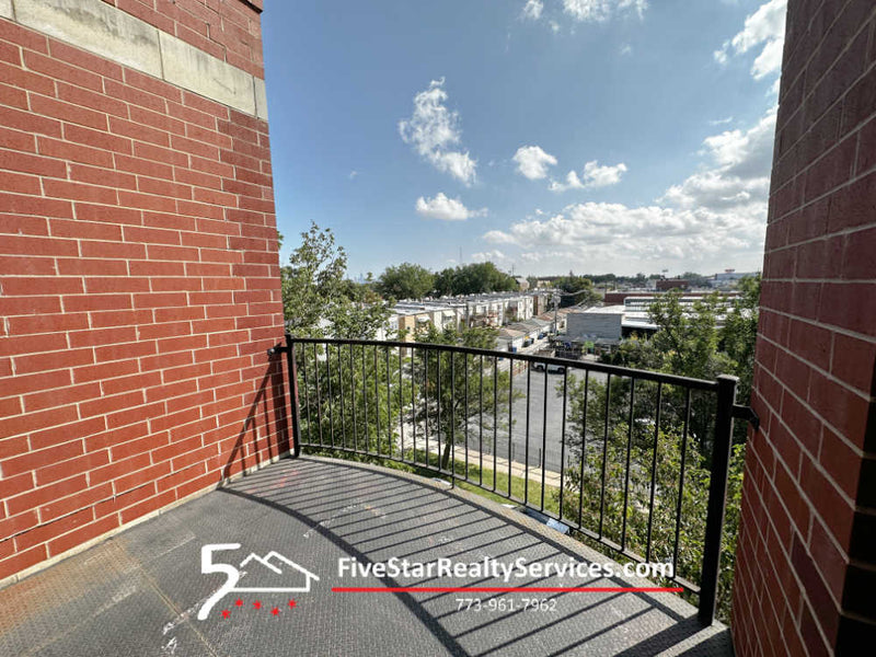 2 Bed 2 Bath  |  3705-405 N Kedzie  |  Irving Park