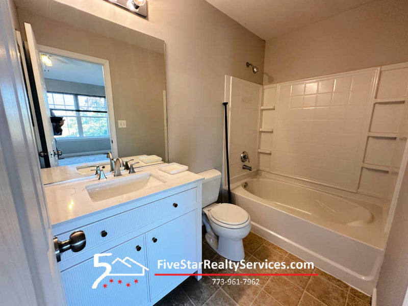 3 Bed 2.5 Bath + BONUS Rm  |  924 Clover Ln  |  Pingree Grove