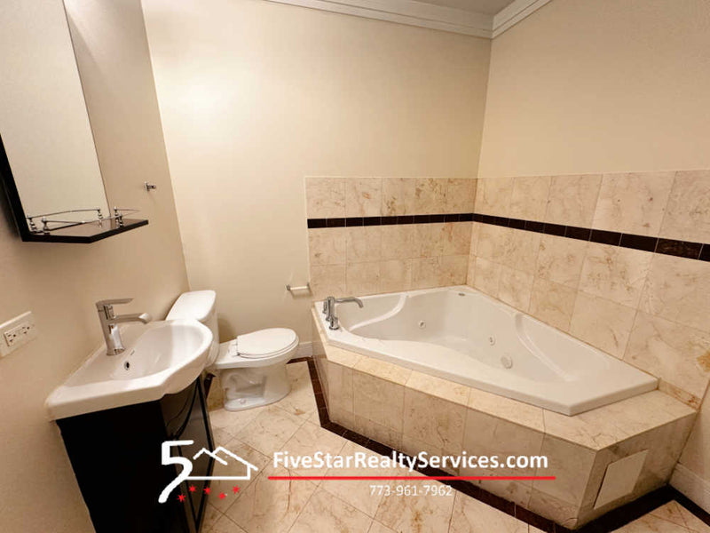 2 Bed 2 Bath  |  4518-2E N Kedzie  |  Albany Park