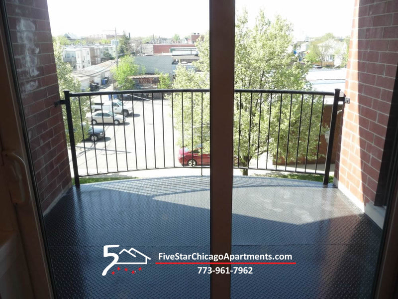 2 Bed 2 Bath  |  3705-304 N Kedzie  |  Irving Park