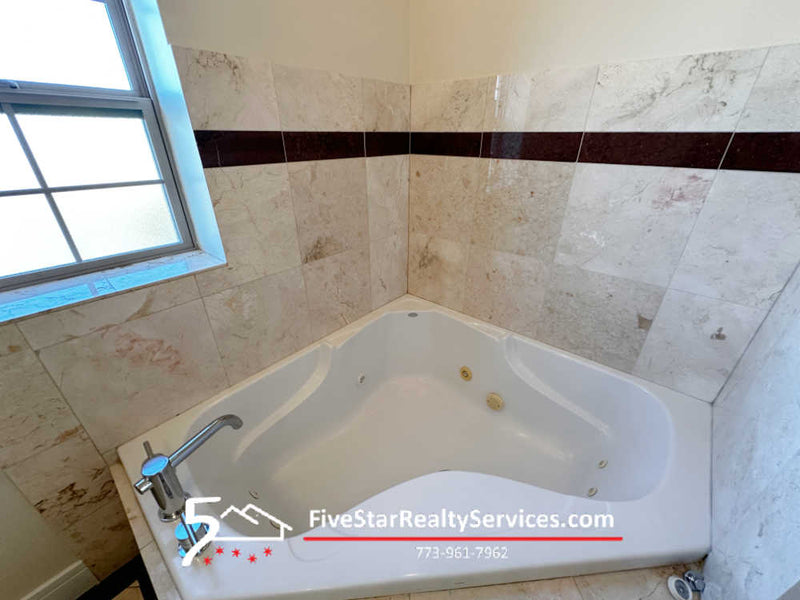 2 Bed 2 Bath  |  4518-4C N Kedzie  |  Albany Park