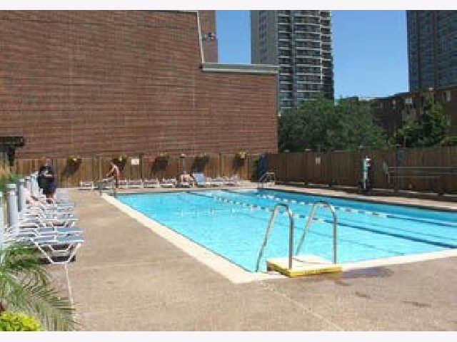 2 Bed 2 Bath  |  555 W Cornelia #1501  |   Lakeview